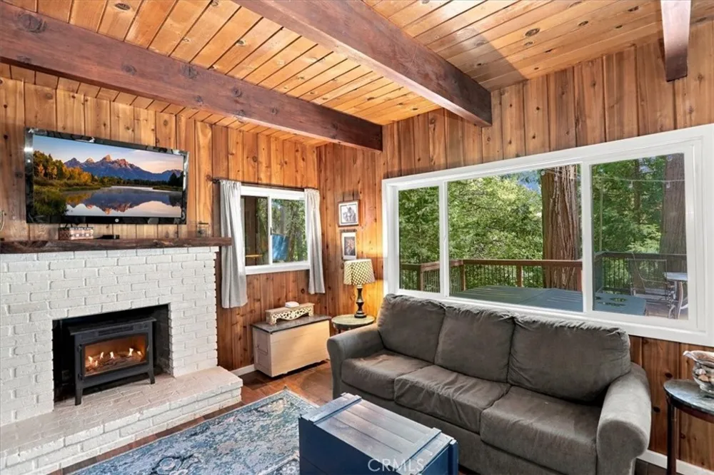 1044 Lausanne Crestline, CA 92325