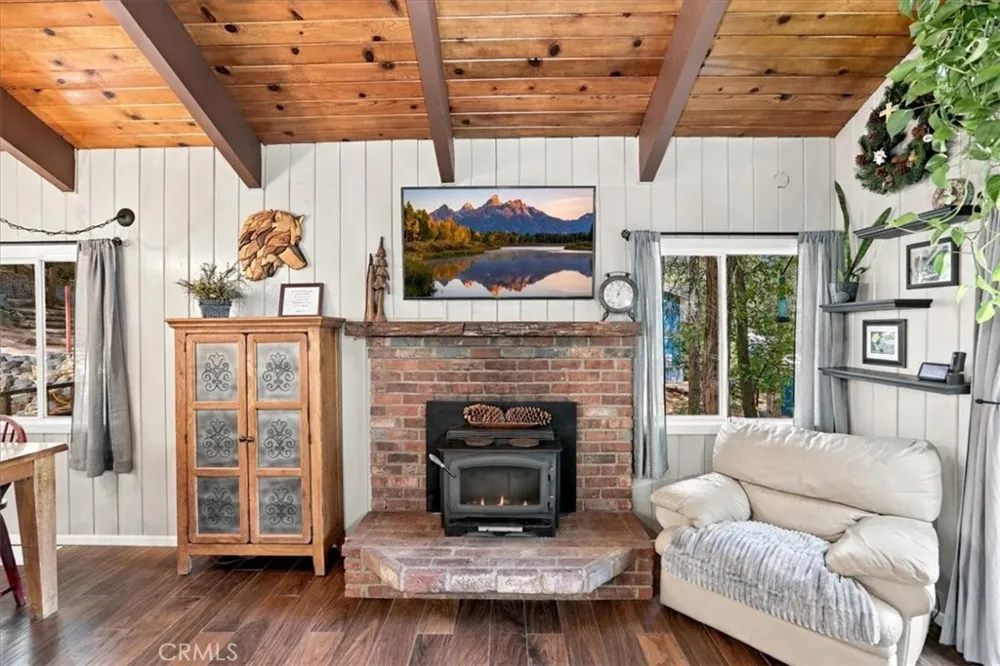 1044 Lausanne Crestline, CA 92325
