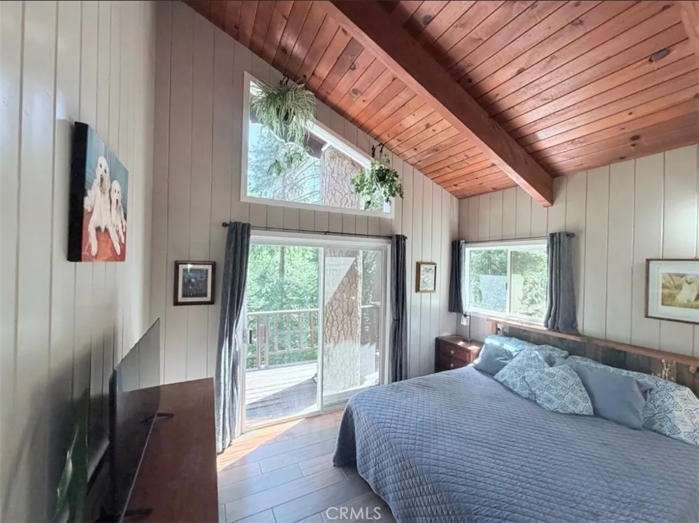 1044 Lausanne Crestline, CA 92325