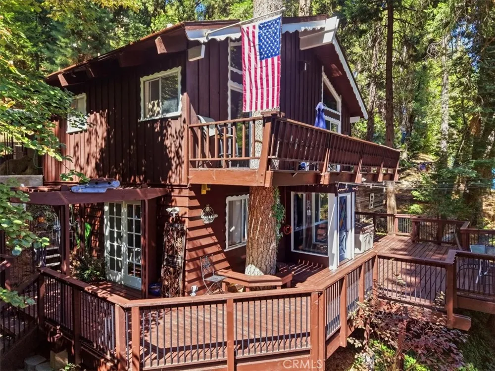 1044 Lausanne Crestline, CA 92325