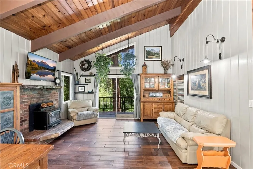 1044 Lausanne Crestline, CA 92325