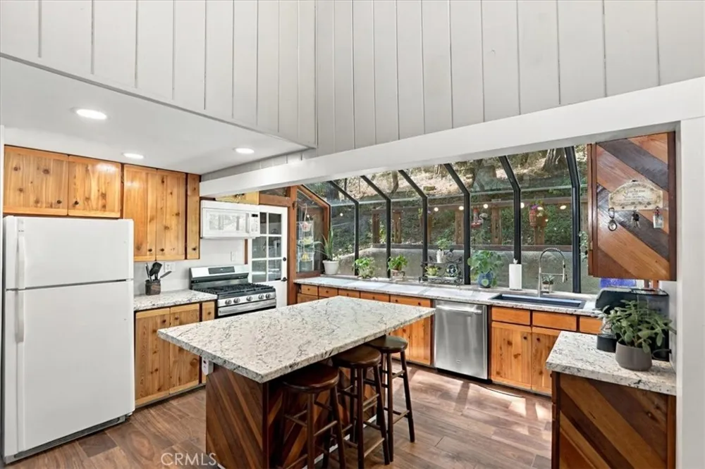 1044 Lausanne Crestline, CA 92325