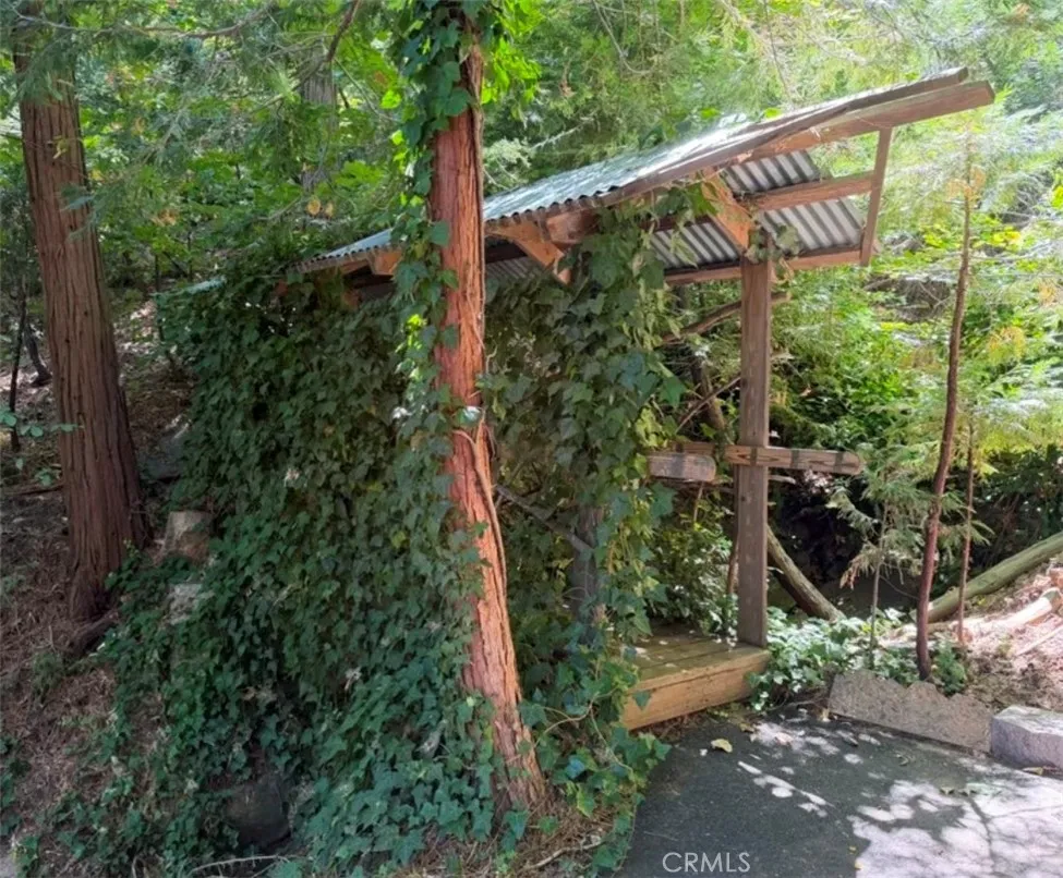 1044 Lausanne Crestline, CA 92325