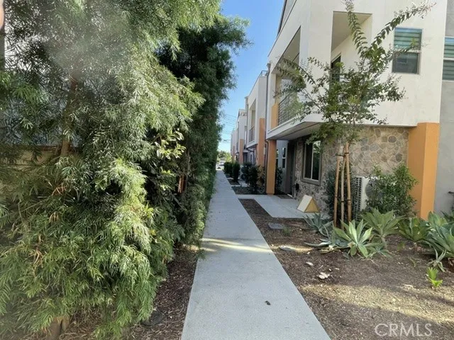 218 Scratch Covina, CA 91722
