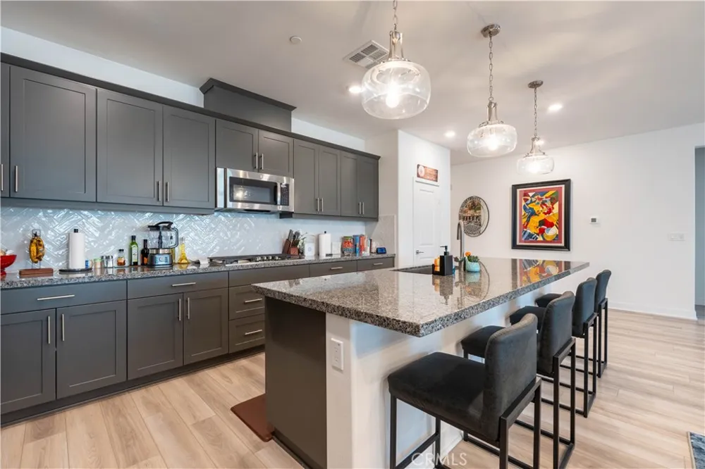565 Hudson Way Rialto, CA 92377
