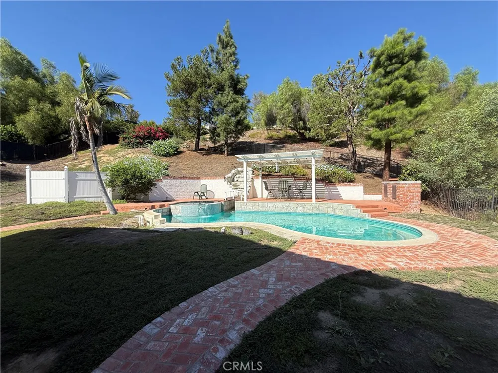 49 Westbrook Pomona, CA 91766