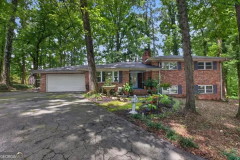 3343 Dogwood LN NW