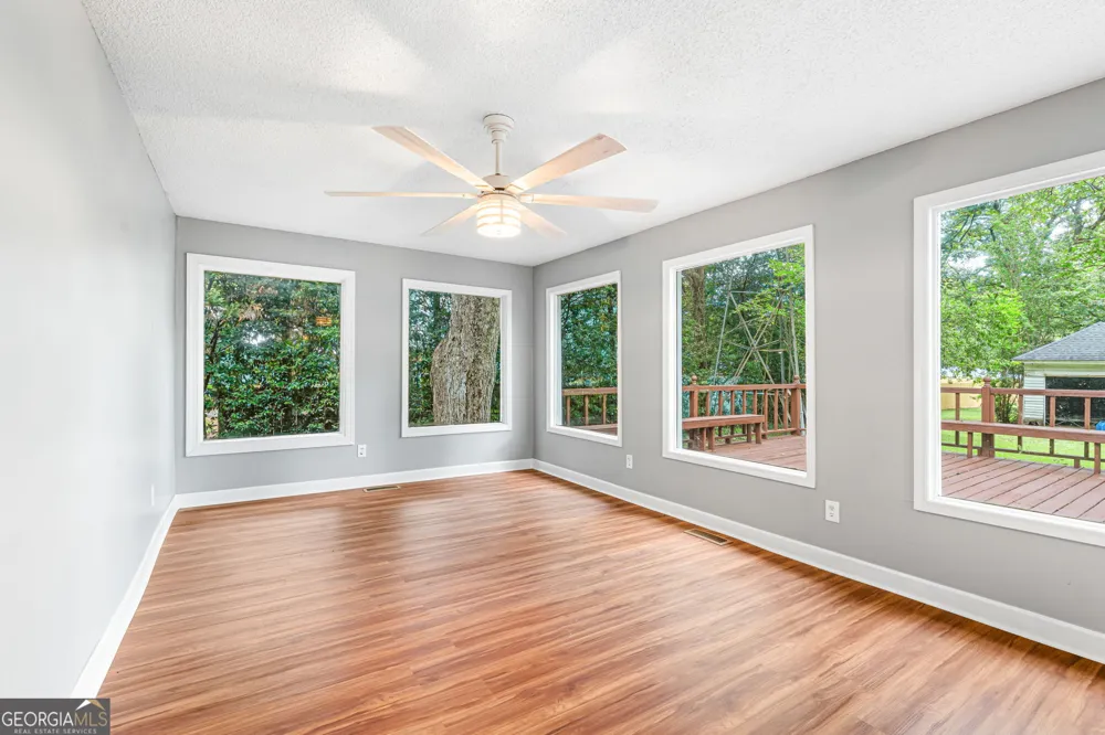 106 Howard ST Byron, GA 31008