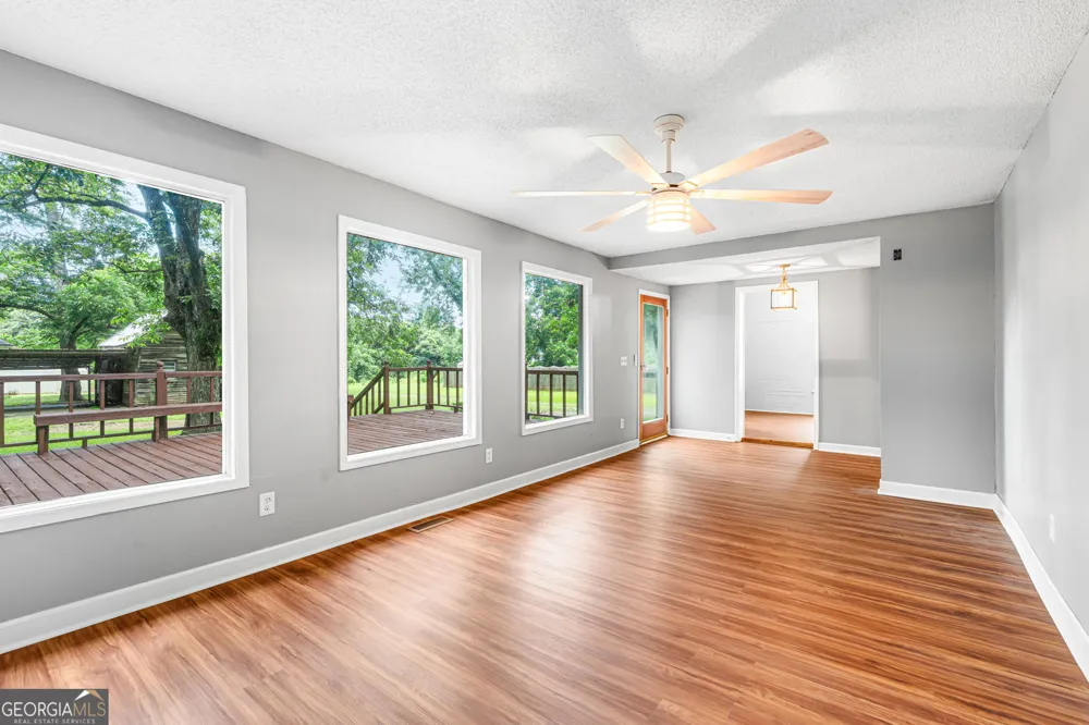 106 Howard ST Byron, GA 31008