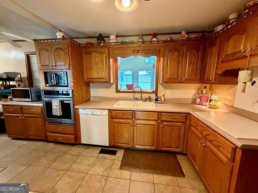 57 Lakeside DR Tifton, GA 31793