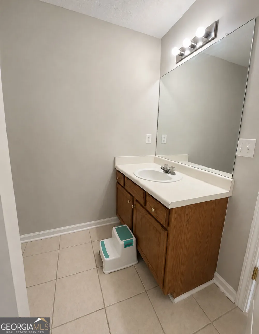 828 tradd CT Stone Mountain, GA 30087