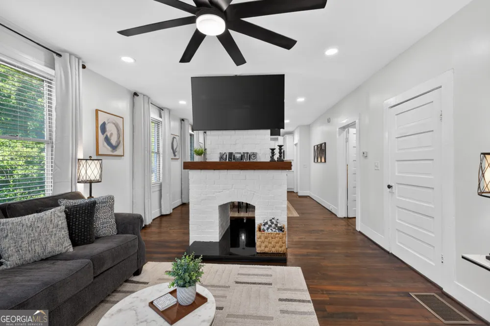 37 Poplar ST Covington, GA 30014