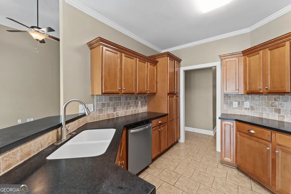 102 Rosemary CT Warner Robins, GA 31088