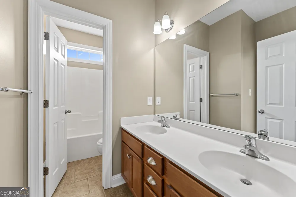 102 Rosemary CT Warner Robins, GA 31088