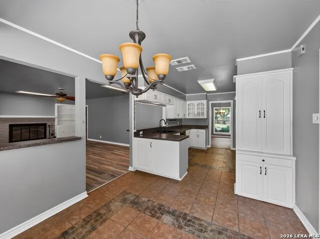 621 Balfour Dr Windcrest, TX 78239