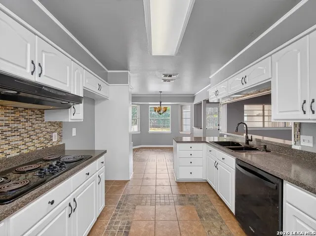 621 Balfour Dr Windcrest, TX 78239