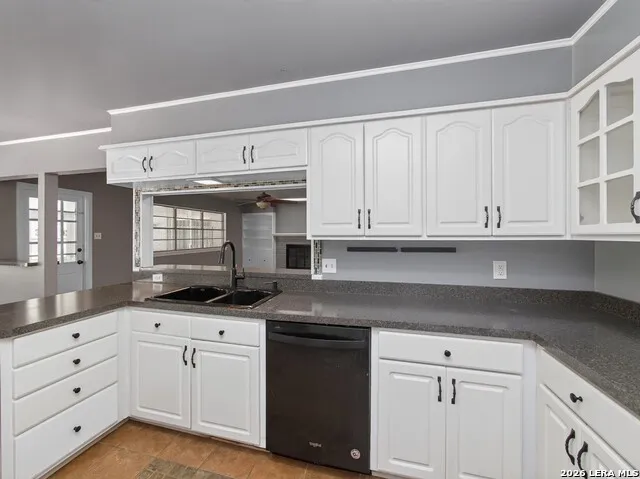 621 Balfour Dr Windcrest, TX 78239
