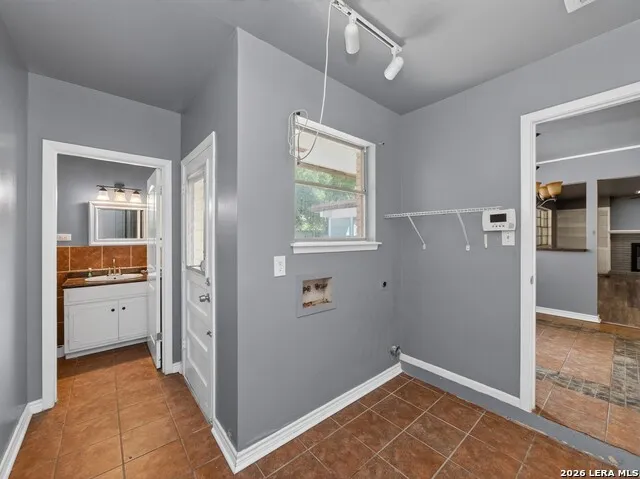 621 Balfour Dr Windcrest, TX 78239