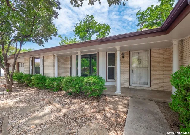 621 Balfour Dr Windcrest, TX 78239