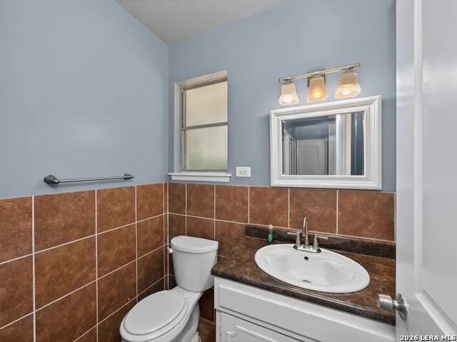 621 Balfour Dr Windcrest, TX 78239