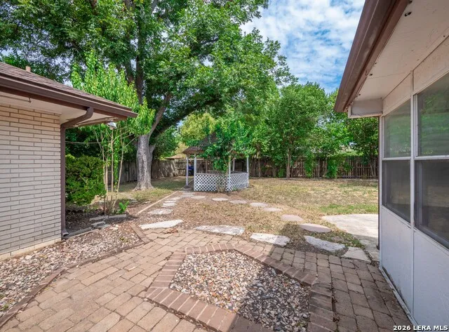 621 Balfour Dr Windcrest, TX 78239