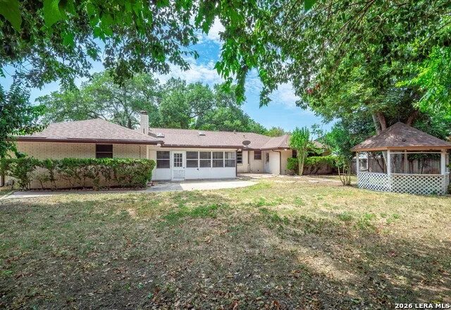 621 Balfour Dr Windcrest, TX 78239