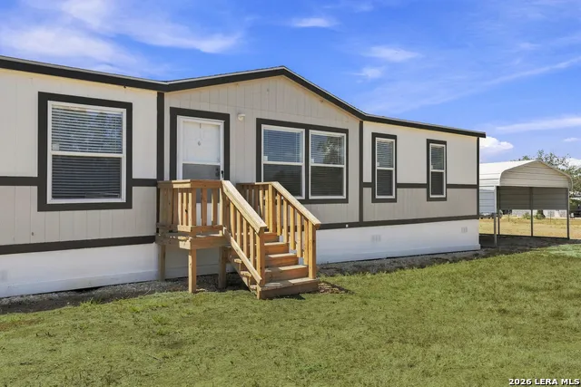 872 Main Loop Rd Waelder, TX 78959