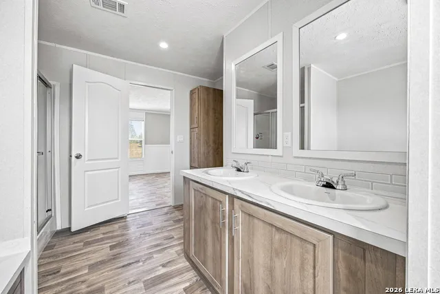872 Main Loop Rd Waelder, TX 78959