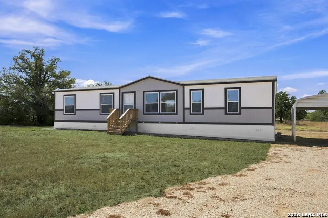 872 Main Loop Rd Waelder, TX 78959