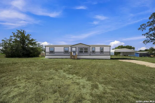 872 Main Loop Rd Waelder, TX 78959