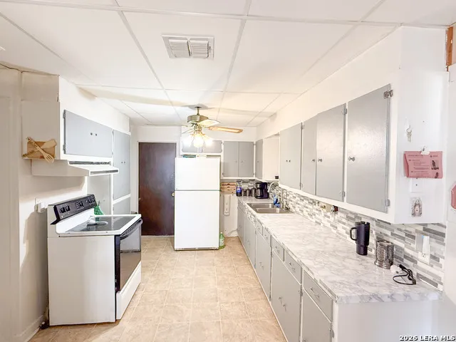 110 RENFRO DR Devine, TX 78016