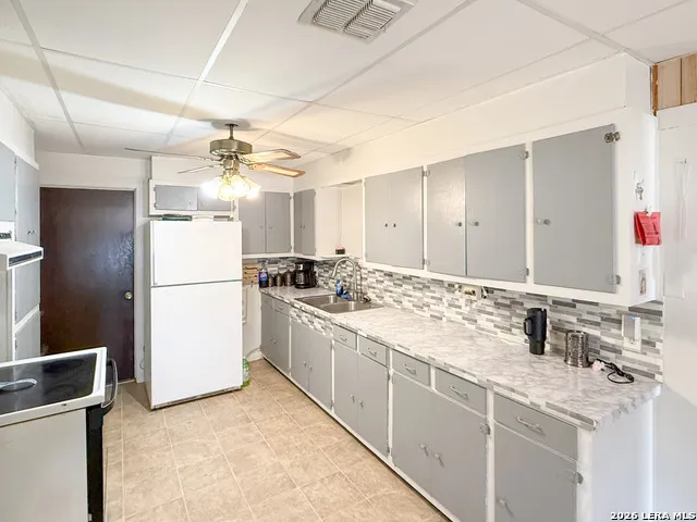 110 RENFRO DR Devine, TX 78016
