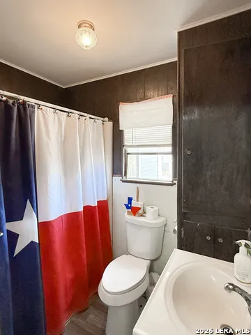 110 RENFRO DR Devine, TX 78016