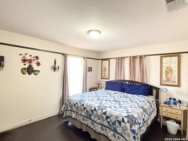 110 RENFRO DR Devine, TX 78016