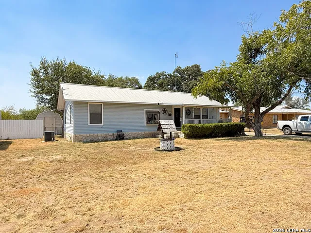 110 RENFRO DR Devine, TX 78016