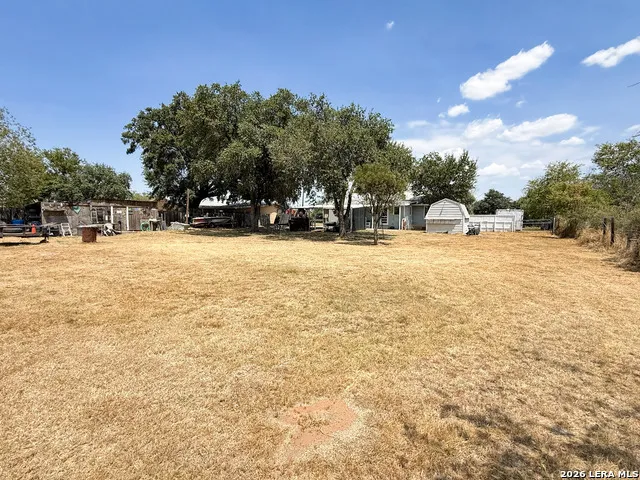 110 RENFRO DR Devine, TX 78016
