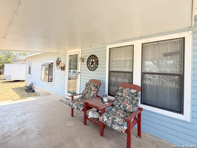 110 RENFRO DR Devine, TX 78016