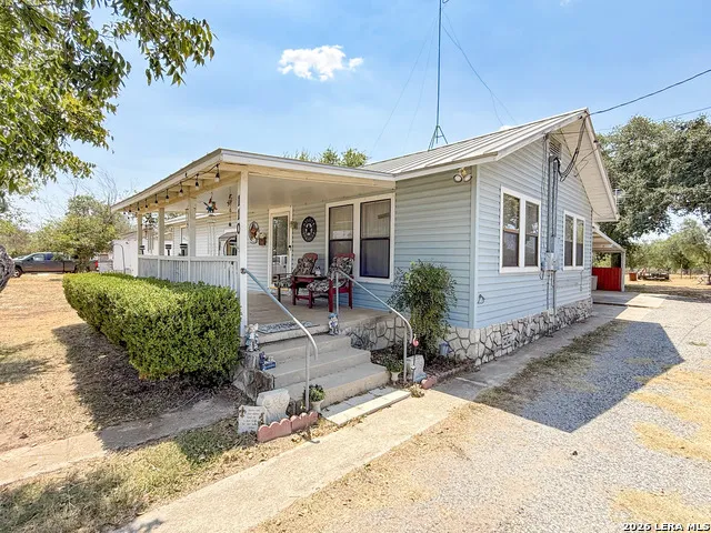 110 RENFRO DR Devine, TX 78016