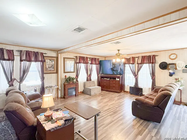 110 RENFRO DR Devine, TX 78016