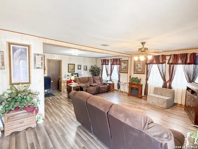110 RENFRO DR Devine, TX 78016