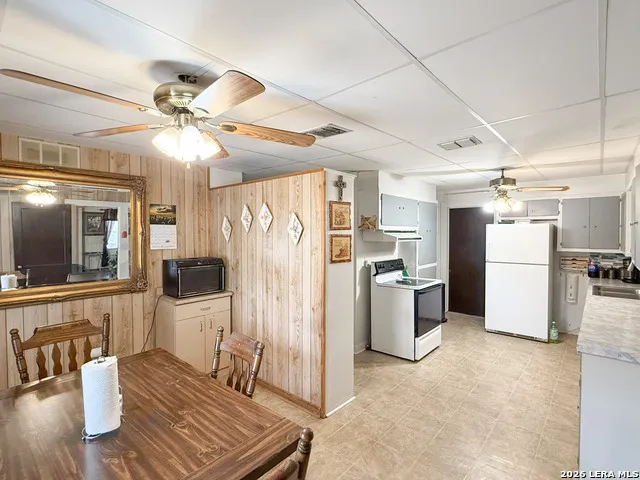 110 RENFRO DR Devine, TX 78016
