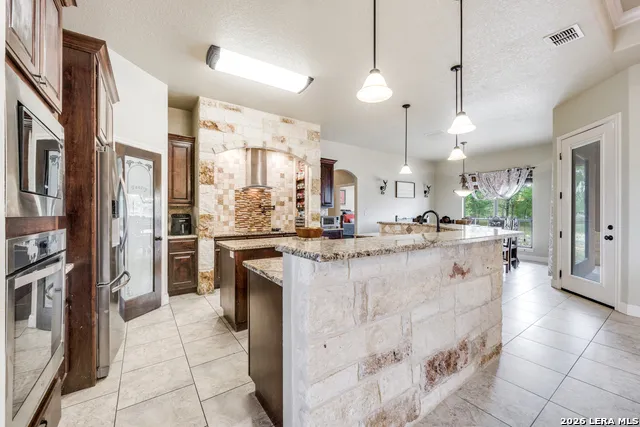112 S ABREGO XING Floresville, TX 78114