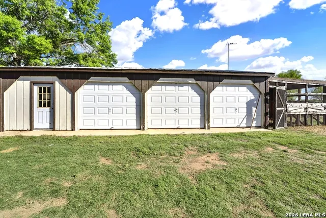 386 County Road 763 Devine, TX 78016