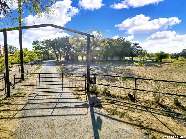 386 County Road 763 Devine, TX 78016