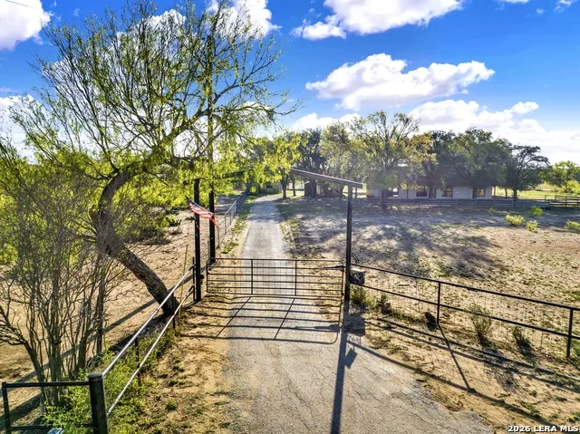 386 County Road 763 Devine, TX 78016