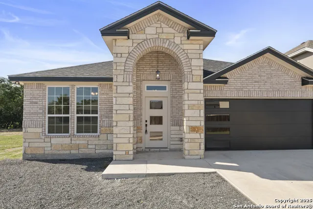 109 Sutton PL Uvalde, TX 78801