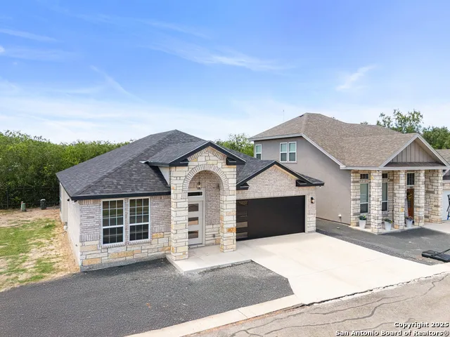 109 Sutton PL Uvalde, TX 78801