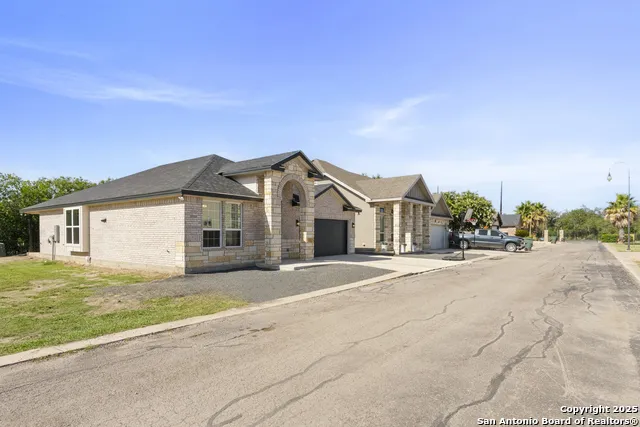 109 Sutton PL Uvalde, TX 78801