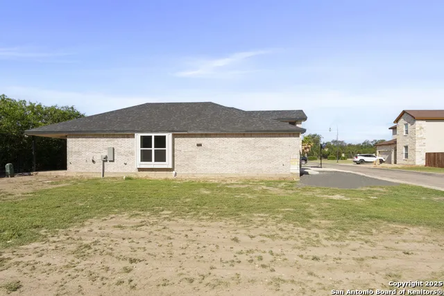 109 Sutton PL Uvalde, TX 78801