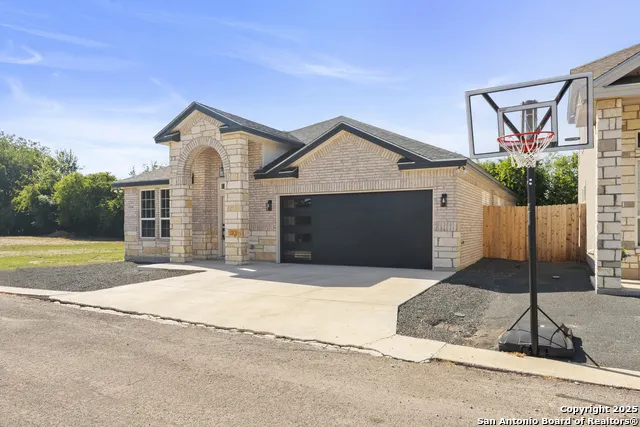 109 Sutton PL Uvalde, TX 78801